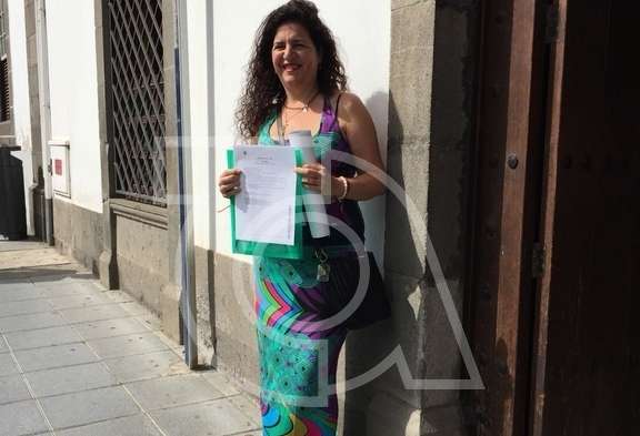 Celina Mendoza, esta mañana, en la puerta de las Oficinas Municipales de San Juan (Foto TA)